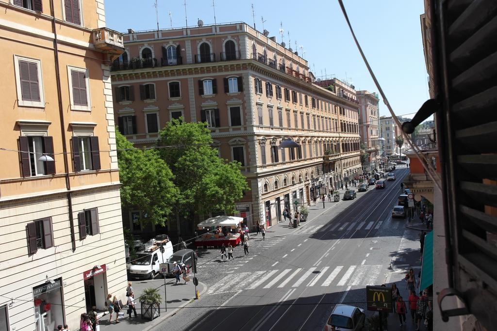 La Casa Di Piero In Via Ottaviano Apartment Rome Bilik gambar